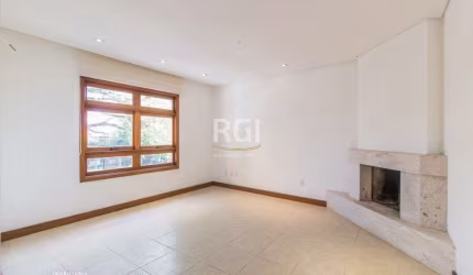 Casa para Venda - 250m², 3 dormitórios, sendo 1 suites, 3 vagas - Guarujá