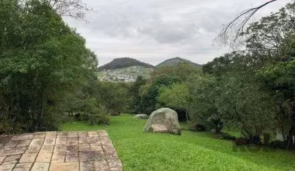 Oportunidade Única: Ampla Área de Terra com Três Casas e Piscina em Belém Velho