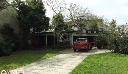 Casa para Venda - 200m², 4 dormitórios, sendo 2 suites, 2 vagas - Barra