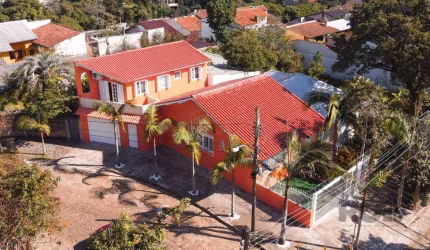 Fantásatico imóvel, composto por duas casas e uma kitnet.
