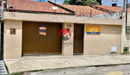 Incrível Casa apenas 50 METROS da Av. Oliveira Paiva excelente para moradia ou comércio | Parque Manibura, Fortaleza-CE