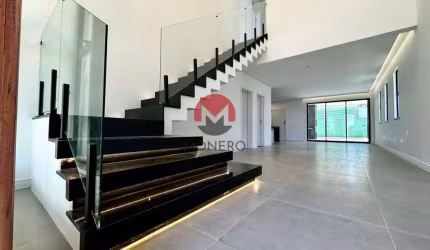Casa Alto Padrão Casa Alphaville Terras 1 - Eusébio  266m2 Área Construída  330m2 Lote  100%Nascente  4 Suítes  Deck + Jardim + piscina