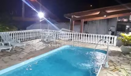 Vendo ótima chácara com piscina.