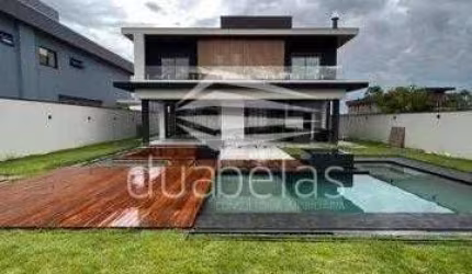 Vendo linda casa em Condomínio de Alto Padrão.