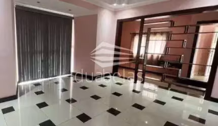 Vende - se uma Casa em Condomínio Fechado.