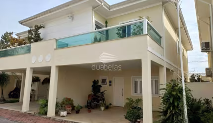 Vendo linda casa em Condomínio de Jacareí.