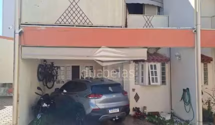Uma sobrado em condomínio fechado.