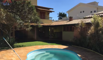 EXCELENTE E BELO SOBRADO NO BAIRRO SANTA MÔNICA -