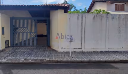 PARQUE FEHR - Residência 3 dormitórios, sendo uma suite. Na parte de cima ficam 2 quartos e um banheiro. Na parte de baixo , sala, cozinha , quarto(suíte), banheiro e área de serviço. Garagem coberta 