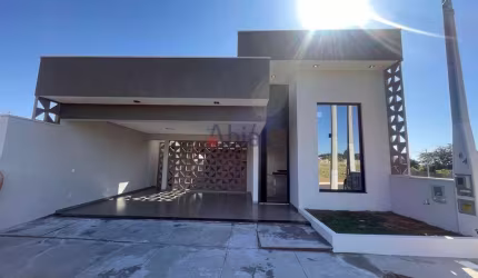 Casa à Venda em Recanto do Sabia - 3 Suítes e 175m² por R$990.000