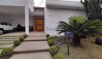 Casa em Condominio Damha II - 3 Suítes, 343m² por R$2,6M