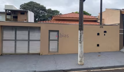 Casa à Venda em Samambaia - 2 Suítes e 159m² por R$650 mil