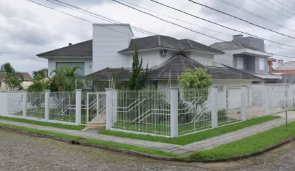 Casa de 385 m², com 04 dormitórios (sendo um deles uma suíte), para venda
