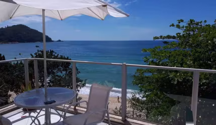 Cobertura duplex frente mar em condomínio pé na areia área central Ubatuba