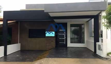 Belíssima Casa Térrea à Venda em Condomínio