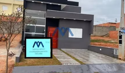 Belíssima Casa Térrea à Venda em Condomínio