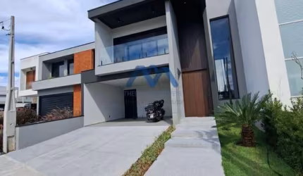 Belíssima Casa à Venda no Condomínio Villagio di Capri
