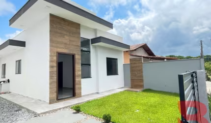CASA EM ALVENARIA NOVA COM CONDIÇÕES ESPECIAIS PARA O PAGAMENTO, NA BARRA DO SAÍ, NA CIDADE DE ITAPOÁ, MEDINDO 59,45m² A APENAS 930 METROS DA PRAIA