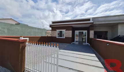 EXCELENTE CASA NOVA NO BALNEÁRIO VOLTA AO MUNDO, MEDINDO 90,00M² COMPOSTA POR 03 QUARTOS (SENDO 01 SUÍTE)
