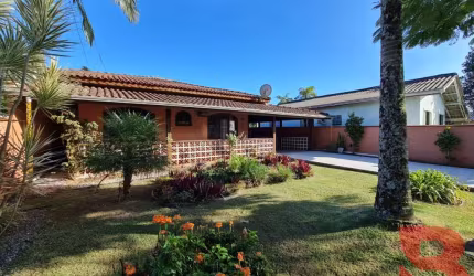EXCELENTE CASA NO CENTRO DE ITPOÁ/SC, MEDINDO 150,00M² COM 03 QUARTOS A APENAS 550 METROS DO MAR