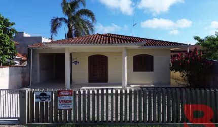 ÓTIMA CASA COM 04 DORMITÓRIOS-SENDO 01 SUÍTE- APENAS 400MTRS DA PRAIA