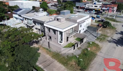 LINDO SOBRADO DE ESQUINA COM 03 DORMITÓRIOS SENDO 01 SUÍTE, EXCELENTE PADRÃO DE ACABAMENTO, 600M DA PRAIA EM ITAPEMA DO NORTE