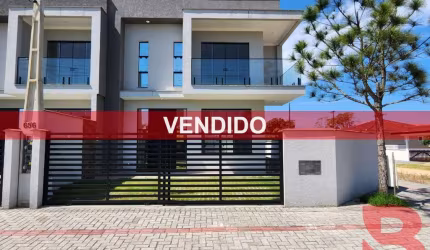 SOBRADO NOVO DE ESQUINA, COM 03 DORMITÓRIOS, SENDO 01 SUÍTE, EXECLENTE PADRÃO DE ACABAMENTO, LOCALIZADO BALN. VOLTA AO MUNDO NA BARRA DO SAÍ.