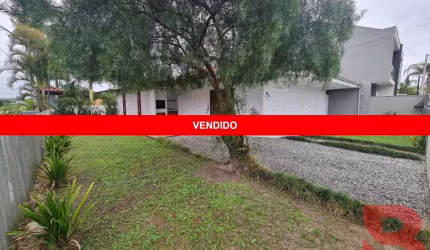 EXCELENTE IMÓVEL DE ESQUINA COM 113,00M² CONTENDO 3 QUARTOS NO BALNEÁRIO VOLTA AO MUNDO NA BARRA DO  SAÍ