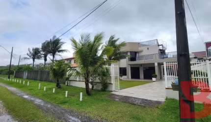 EXCELENTE SOBRADO FRENTE PARA O MAR COM PISCINA E ÓTIMA ÁREA DE LAZER NA BARRA DO SAÍ.