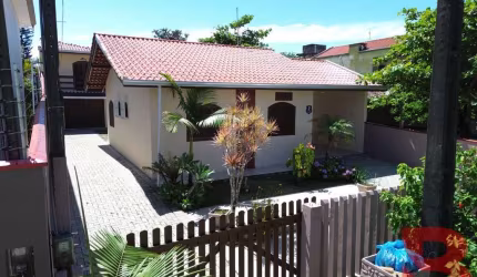 OPORTUNIDADE DE CASAS APENAS 50 METROS DO MAR, ESPAÇOSO TERRENO, TODA EM ALVENARIA COM LAJE.