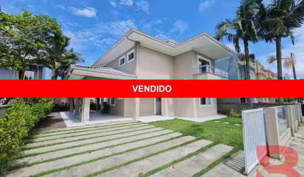 ÓTIMO SOBRADO MOBILIADO CONTENDO 03 DORMITÓRIOS (SENDO UMA SUÍTE), APENAS 300MTRS DA PRAIA