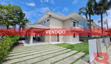 ÓTIMO SOBRADO MOBILIADO CONTENDO 03 DORMITÓRIOS (SENDO UMA SUÍTE), APENAS 300MTRS DA PRAIA