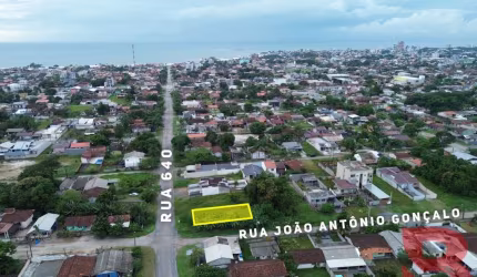 TERRENO DE ESQUINA COM 360,00 M², ITAPEMA DO NORTE, APROXIMADAMENTE 950 METROS DO MAR, PRÓXIMO A COMERCIOS E  ESCOLA.