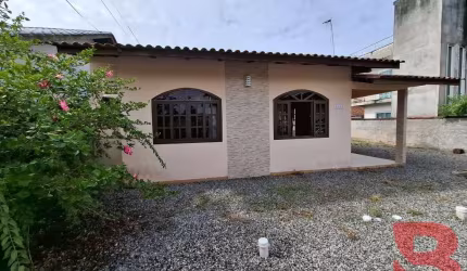 CASA DE ALVENARIA COM TERRENO ESPAÇOSO, BEM LOCALIZADA.