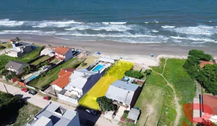 CASA DE PRAIA EM ITAPOÁ/SC, COM LOCALIZAÇÃO PRIVILEGIADA, FRENTE MAR,  COM 161,50 m² METROS EM UM TERRENO DE 762,00 m².