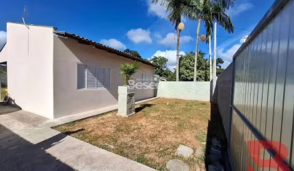 Imóvel  com aproximadamente 80 m² com espaçoso terreno medindo 400 m².