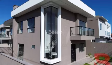 LINDO SOBRADO DE ESQUINA COM 03 DORMITÓRIOS SENDO 01 SUÍTE, EXCELENTE PADRÃO DE ACABAMENTO, 600M DA PRAIA EM ITAPEMA DO NORTE
