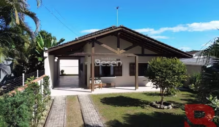 Casa Ampla a 650m do Mar na Barra do Saí ? Conforto, Espaço e Lazer!