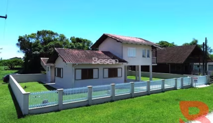 RESIDENCIA DE ESQUINA, SEMI MOBILIADA APENAS 270 METROS DO MAR, LOCALIZAÇÃO PRIVILEGIADA.
