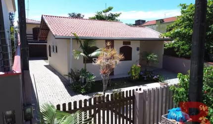 OPORTUNIDADE DE CASAS APENAS 50 METROS DO MAR, ESPAÇOSO TERRENO, TODA EM ALVENARIA COM LAJE.