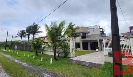 EXCELENTE SOBRADO FRENTE PARA O MAR COM PISCINA E ÓTIMA ÁREA DE LAZER NA BARRA DO SAÍ.