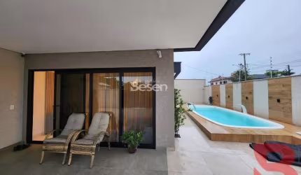 CASA NOVA, COM 03 QUARTOS (01 SUÍTE E 02 DEMI-SUÍTES), PISCINA AQUECIDA, LOCALIZADA EM REGIÃO CENTRAL, RUA 760