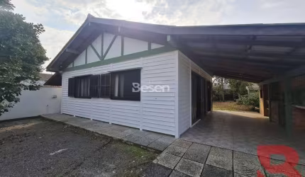CASA COM GRANDE ESPAÇO DE TERRENO, GARAGEM COBERTA, 02 QUARTOS.