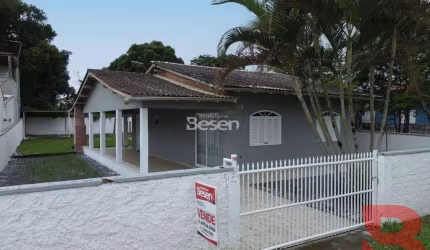 CASA A VENDA NA REGIÃO COMERCIAL DE ITAPOÁ, COM 144,08 M², 04 QUARTOS (01 SUÍTE), SALA, COZINHA UM TERRENO ESPAÇOSO.