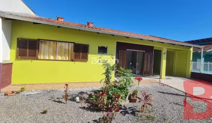 ÓTIMA CASA COM 03 DORMITÓRIOS NA BARRA DO SAÍ - APENAS 350 METROS DO MAR.