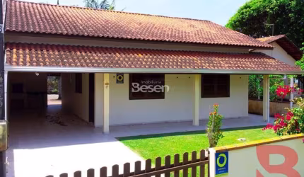 ÓTIMA CASA COM 03 DORMITÓRIOS (SENDO 01 SUÍTE) NA BARRA DO SAÍ A APENAS 140 METROS DA PRAIA!