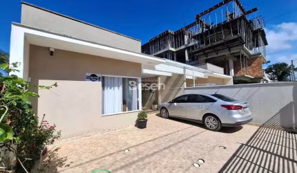 EXCELENTE CASA SEMI MOBILIADA E COM PISCINA NO CENTRO DA CIDADE!
