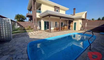 LINDO SOBRADO COM 03 QUARTOS NA BARRA DO SAÍ - COM PISCINA - MENOS DE 250 METROS DO MAR