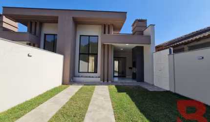 CASA NOVA BEM LOCALIZADA, COM 03 QUARTOS (01 SUÍTE),  650 METROS DO MAR.