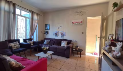 Casa para venda no Jardim Pacaembu, Jundiaí - SP com 2 casas no quintal e com documentação em ordem para financiamento bancário. Aceita Permuta